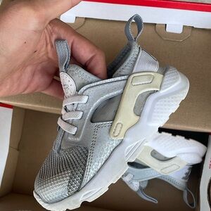 8c Nike Huarache Run Kids tennis shoes